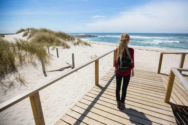 Joven Mujer Con Las Rastas Está Camino Hacia Océano —  Fotos de Stock