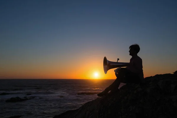 Sylwetka Muzyk Tuba Plaży Morskiej Podczas Zachodu Słońca — Zdjęcie stockowe