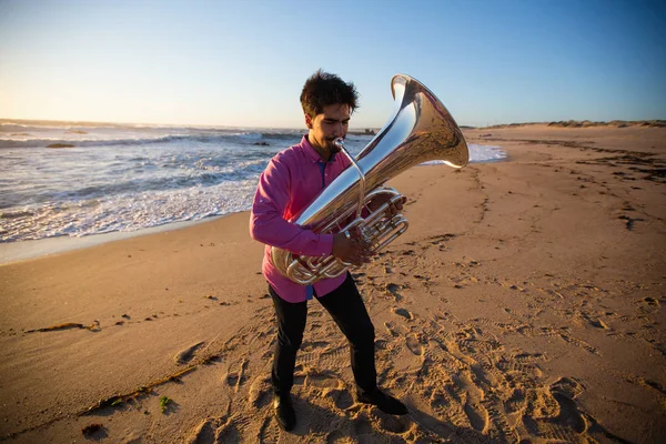 Musiker Med Tuba Spelar Havet Stranden — Stockfoto