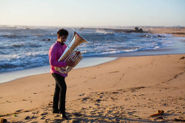 Músico Com Uma Tuba Tocando Praia Mar — Fotografia de Stock