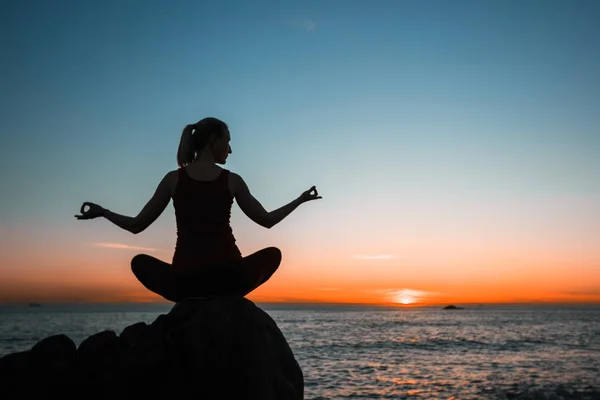 Siluet Genç Kadın Gün Batımında Okyanus Sahilinde Yoga Yapıyor Sükunet — Stok fotoğraf