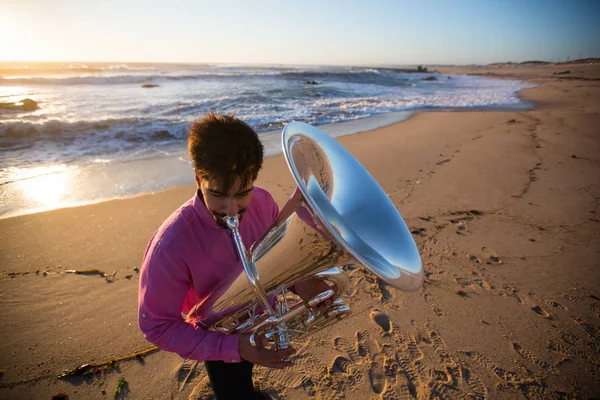 Musiker Med Tuba Spelar Havet Stranden — Stockfoto