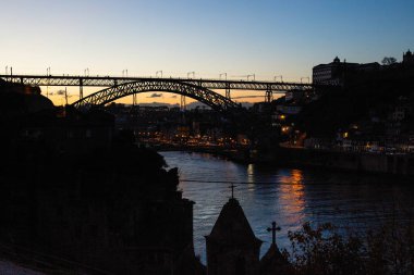 Porto, Portekiz gece Douro nehri üzerinde Dom Luis I Köprüsü Siluet.