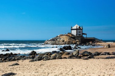 Miramar Plajı 'ndaki Sinyor da Pedra Şapeli, Vila Nova de Gaia, Portekiz. 