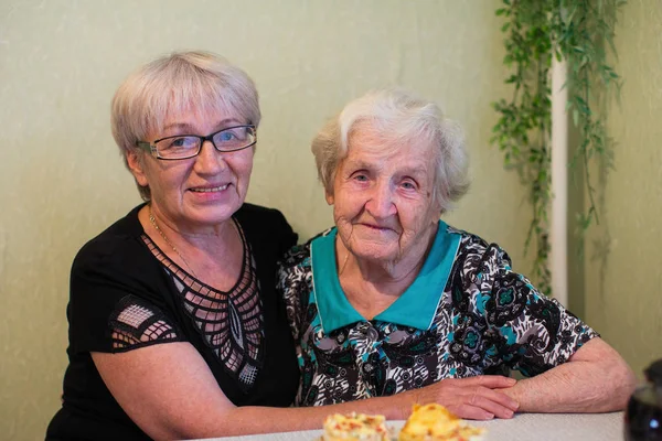 Yetişkin Kızıyla Birlikte Yaşlı Kadın Portresi — Stok fotoğraf