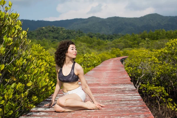 Aziatische Vrouw Mangrove Bos — Stockfoto