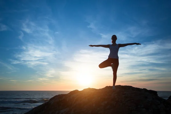 Silhouette Junge Frau Praktiziert Yoga Strand Bei Sonnenuntergang — Stockfoto
