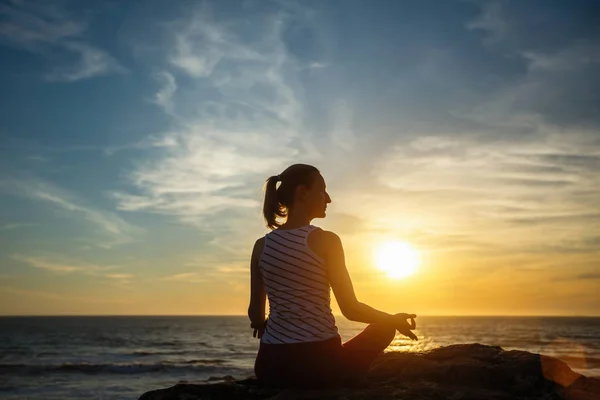 Silhuett Meditation Flicka Bakgrunden Havet Och Solnedgången Yoga Och Hälsosam — Stockfoto