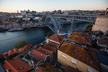 Ben demir gece karanlığında, Porto, Portekiz Douro Nehri üzerinde köprü Luis görünümünü.