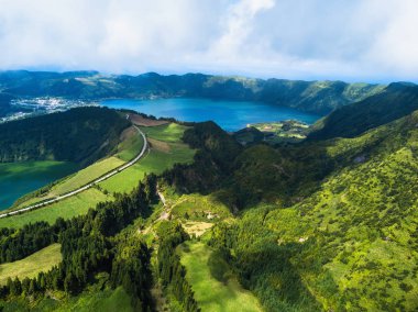 Sete Cidades volkanik kraterler, San Miguel adası, Azores, Portekiz göllerüst görünümü. 