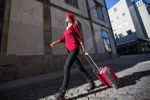 Mujer Con Una Maleta Roja Caminando Por Calle Ciudad — Foto de Stock