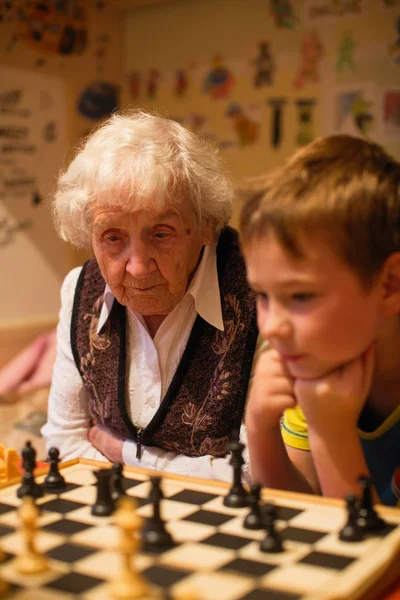 Old Lady Playing Chess Her Little Grandson — Stock Photo, Image