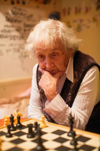 Old Woman Playing Chess — Stock Photo, Image