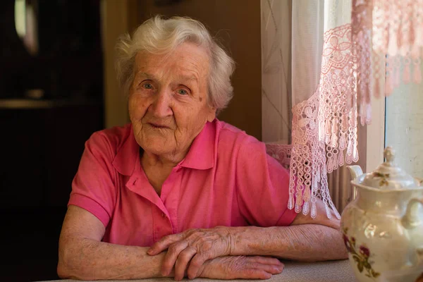 Porträt Einer Alten Frau Roter Kleidung Die Tisch Sitzt — Stockfoto