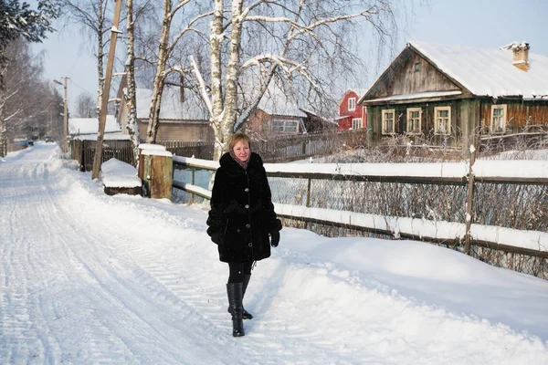 Ung Rysk Kvinna Byn Vintern — Stockfoto