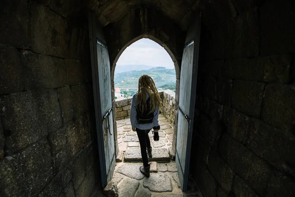 Туристическая Женщина Фотокамерой Старой Заброшенной Крепости — стоковое фото