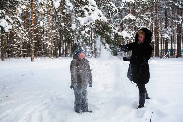 Jovem Mãe Brincando Com Menino Parque Inverno Nevado — Fotografia de Stock