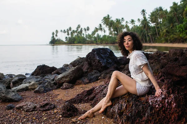 Jong Aziatische Vrouw Tropische Zee Strand — Stockfoto