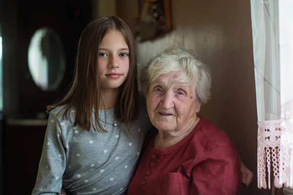 Ritratto Bambina Carina Sua Vecchia Nonna — Foto Stock