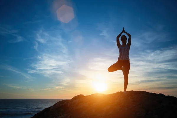 Silhouette Frau Praktiziert Yoga Strand Des Ozeans — Stockfoto