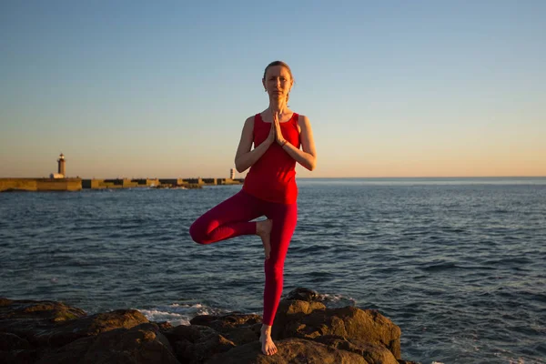 Giovane Donna Che Pratica Yoga Sul Molo Vicino Mare Fitness — Foto Stock