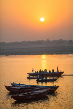 Varanasi, Hindistan-Mar 23, 2018: gemide kutsal nehir Ganj sularında yüzen hacılar sabah erken saatlerde. Efsanelere göre, şehir 5000 yıl önce Tanrı Shiva tarafından kuruldu.
