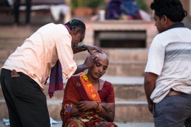 Varanasi, Hindistan - 23 Mar 2018: Kuaför Hacı saç keser. Varanasi, bir saç kesimi Hinduizm arıtma ayin bir tür olarak kabul edilir.