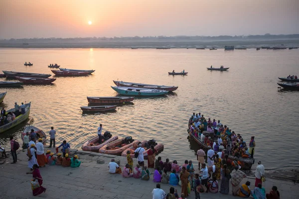 Varanasi India Mar 2018 Peregrinos Barco Flotando Las Aguas Del —  Fotos de Stock