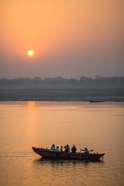 Varanasi India Mar 2018 Pellegrini Barca Che Galleggiano Sulle Acque — Foto Stock