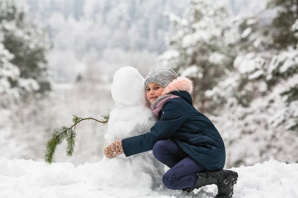 Мила Дівчина Сніговиком Зимовому Сніжному Парку — стокове фото
