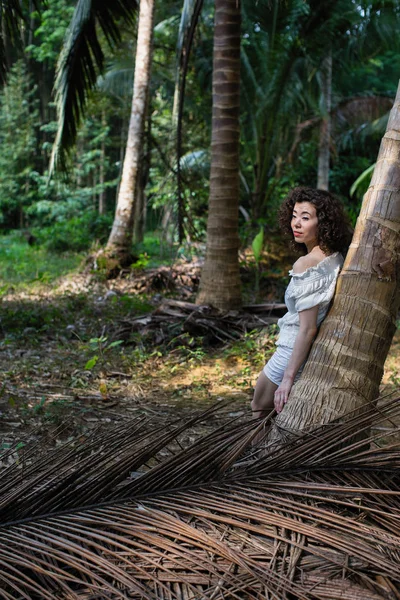 Jonge Modieuze Aziatische Vrouw Tropische Jungle — Stockfoto