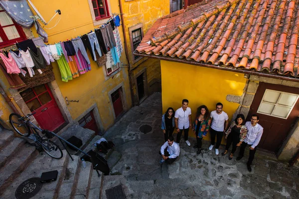 Sällskap Unga Människor Smal Gata Den Gamla Staden Porto Portugal — Stockfoto