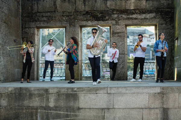 通りで演奏する管楽器を持つジャズミュージシャンのグループ — ストック写真