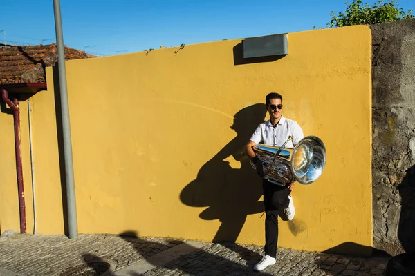 Músico Com Uma Tuba Fica Rua Perto Parede Amarela — Fotografia de Stock