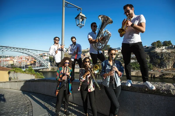 Groep Jazz Muzikanten Met Blaasinstrumenten Die Straat Spelen — Stockfoto