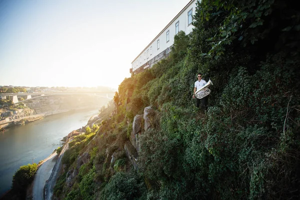 Musicista Con Una Tuba Sulla Scogliera Alta Del Fiume Douro — Foto Stock