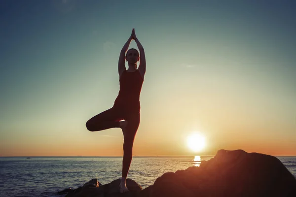 Mujer Yoga Realiza Ejercicios Matutinos Playa Amanecer —  Fotos de Stock