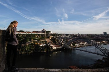 Genç kadın Douro nehri ve Dom Luis I köprü, Porto, Portekiz görünümü zevk.