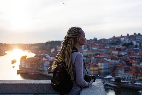 Kobieta Turystyczna Punkcie Widzenia Naprzeciwko Ribeira Nad Rzeką Douro Porto — Zdjęcie stockowe