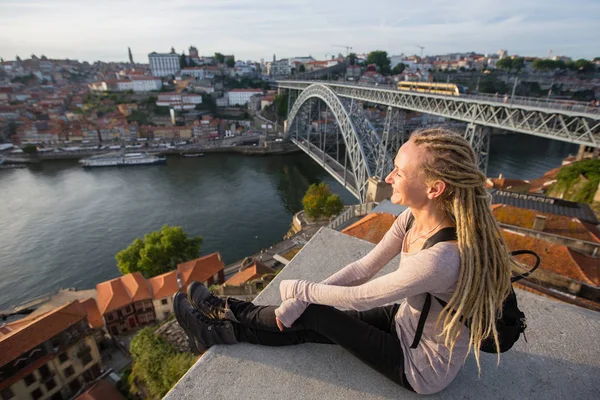 Ung Blond Kvinna Sitter Observation Punkt Motsatsen Till Dom Luis — Stockfoto