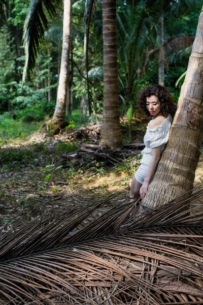 Tropikal Ormanda Genç Asyalı Kadın — Stok fotoğraf