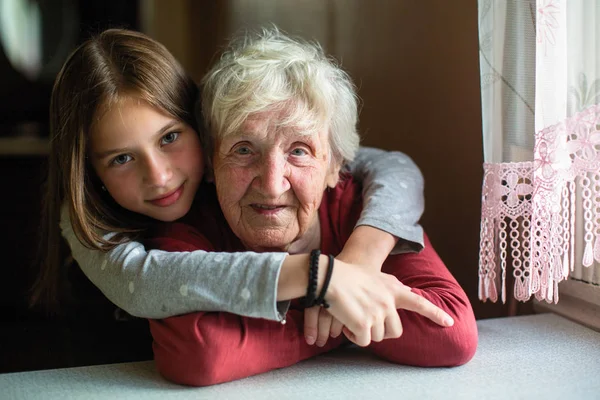 Portretten Van Het Kleine Meisje Haar Oude Grootmoeder — Stockfoto