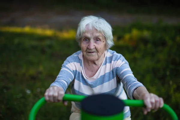 Uma Mulher Idosa Exercita Parque Desportivo Rua Saúde Dos Idosos — Fotografia de Stock