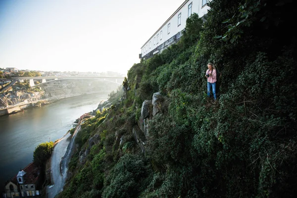 Młoda Kobieta Fotograf Stoi Zielonej Skale Przed Rzeką Duero Porto — Zdjęcie stockowe