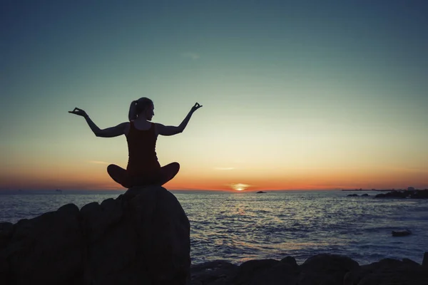 Silhouette Einer Yoga Frau Die Bei Sonnenuntergang Der Küste Meditiert — Stockfoto