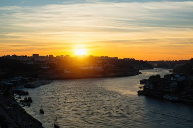 Güzel alacakaranlık Douro Nehri, Porto, Portekiz.
