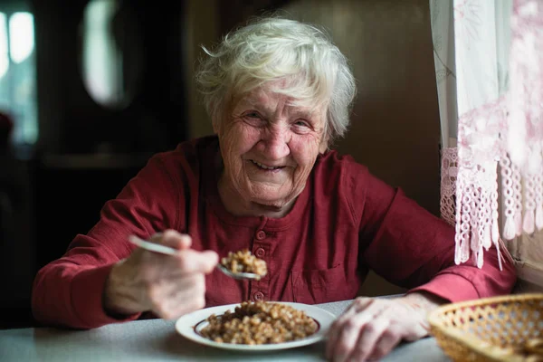 Stara Kobieta Śmieje Się Przy Kolacji Przy Stole Domu — Zdjęcie stockowe