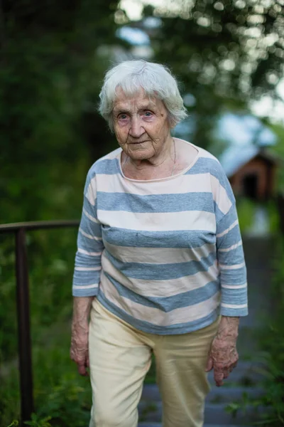 Portret Van Oudere Oude Vrouw Wandelingen Een Zomer Park — Stockfoto