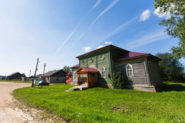 田舎の風景と木造住宅 カレリア共和国の遠隔村 ロシア — ストック写真