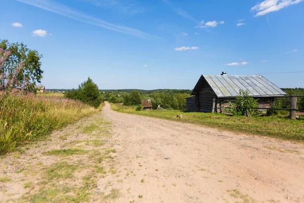 Casa Madera Camino Campo Paisaje Rural Pueblo Remoto Karelia Republic —  Fotos de Stock